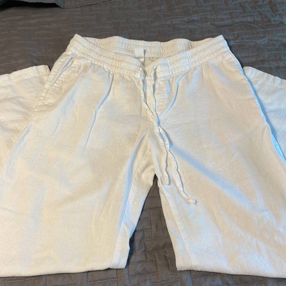 Woman’s White Old Navy linen pants. Size medium